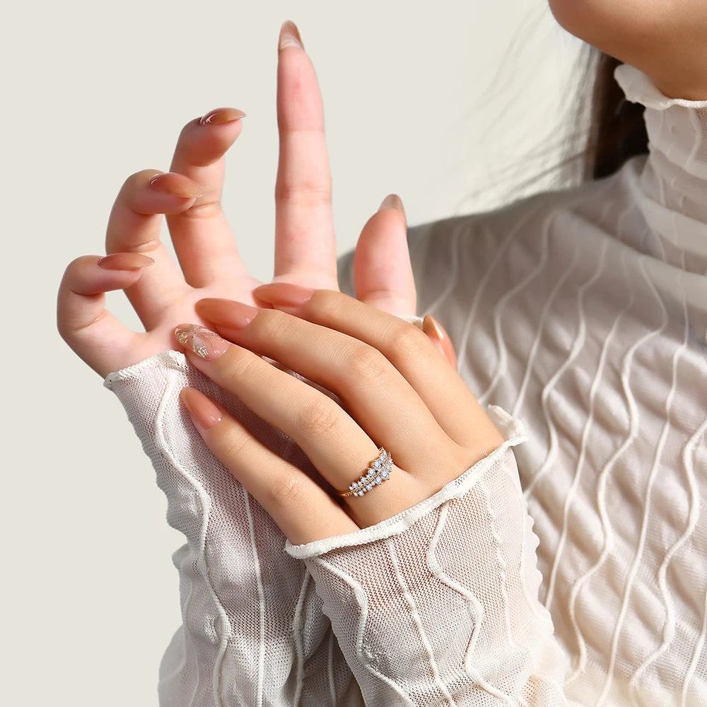 The  Pure Moissanite Engagement Ring from  Azzurie is as bright as a diamond.  Descrição e Detalhes Descubra a sensação de elegância e sofisticação com o Anel de Noivado Moissanite Pure. Com brilho incomparável, esse anel traz uma beleza romântica que vai encantar qualquer pessoa. Aproveite o poder da moissanite e transforme o seu momento especial com este anel único. Descrição do produto: Estilo: Moderno Material: Prata 925 banhada em ouro 18KPedras: MoissanitaHipoalergênicoCertificado GRA incluído.