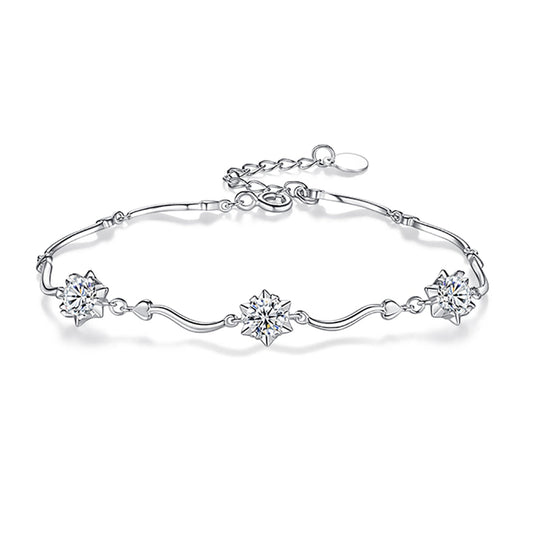 Bracelete Flor do Amor em prata folheada a ouro branco 14k com moissanites e zircônias.