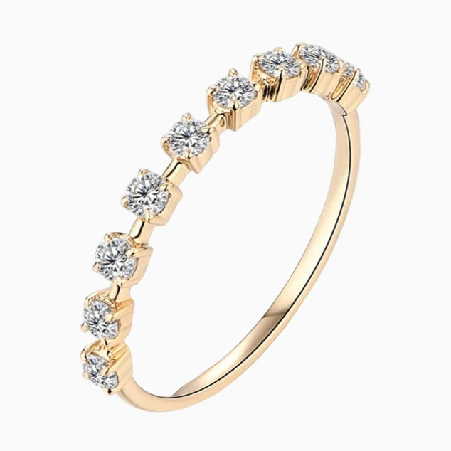 Meia aliança de moissanite com prata esterlinha banhada a ouro 18k, nove pedras, brilho excepcional.