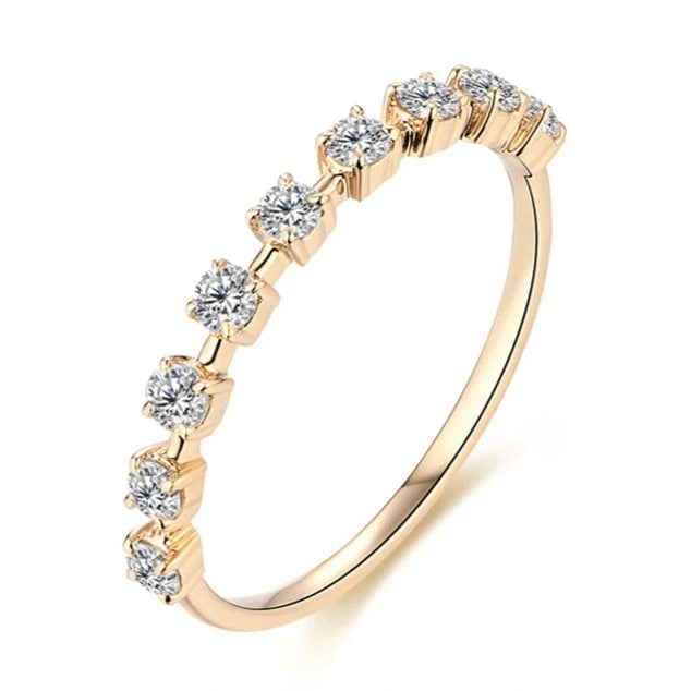 Meia aliança de moissanite com prata esterlinha banhada a ouro 18k, nove pedras, brilho excepcional.