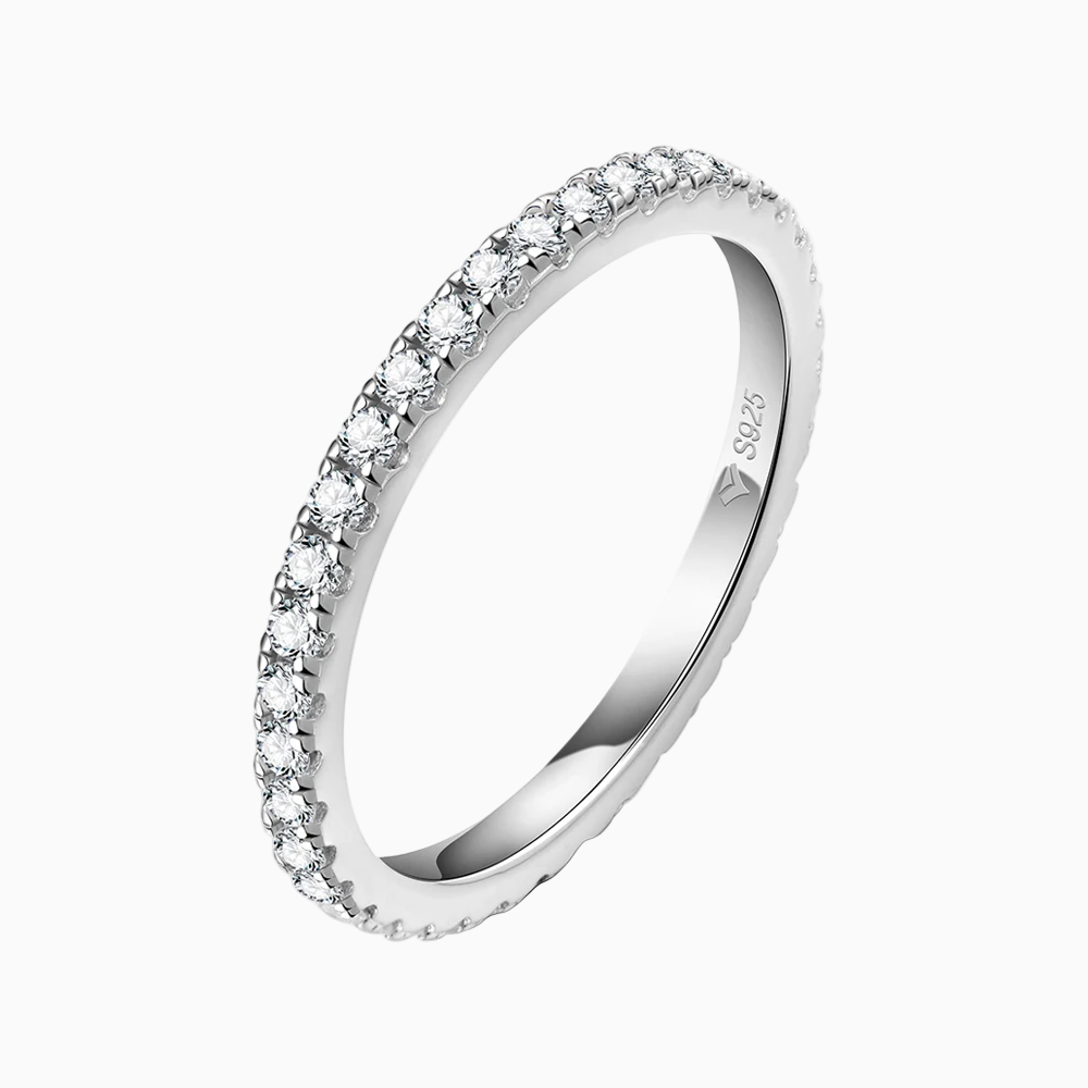 Aliança Moissanite folheada a ouro 18k com pedras brilhantes.