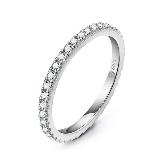 Aliança Moissanite folheada a ouro 18k com pedras brilhantes.