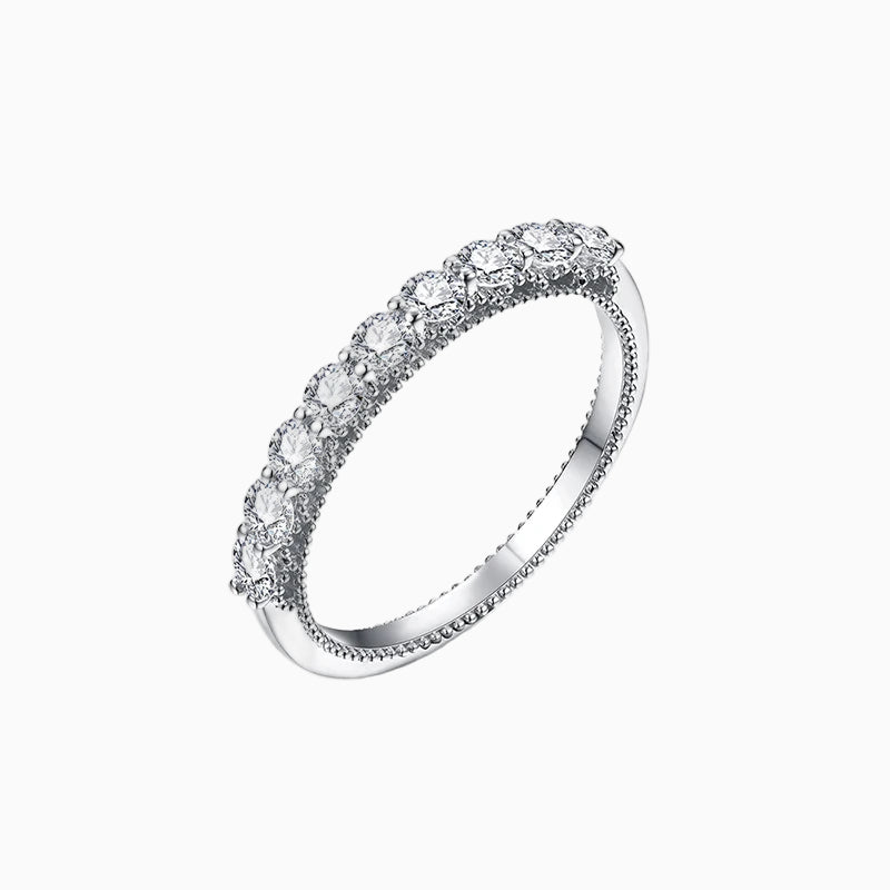 The  18k Gold Plated Half-Wedding Ring from  Azzurie is as bright as a diamond.  Descrição e Detalhes A Meia Aliança é perfeita para adicionar brilho e delicadeza ao seu look. Com design romântico, é ideal para demonstrar seu amor e elegância. Seu acabamento deve ser cuidadosamente elaborado para garantir um toque especial ao seu look. ESPECIFICAÇÕES: Materiais: aço inoxidável banhado a ouro 18kPedras: Pedras MoissaniteEstilo: ClássicoCertificado GRA incluídoHipoalergênico.