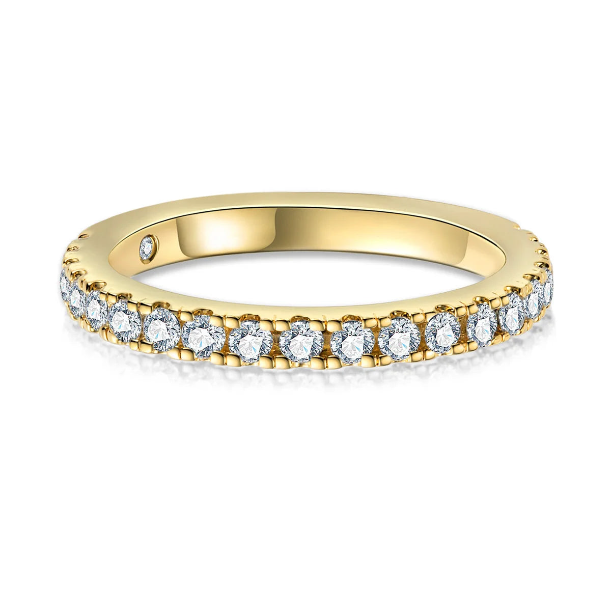 Meia Aliança Aura com moissanites em prata banhada a ouro 18k, refletindo luxo e compromisso eterno.