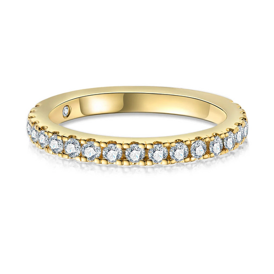 Meia Aliança Aura com moissanites em prata banhada a ouro 18k, refletindo luxo e compromisso eterno.